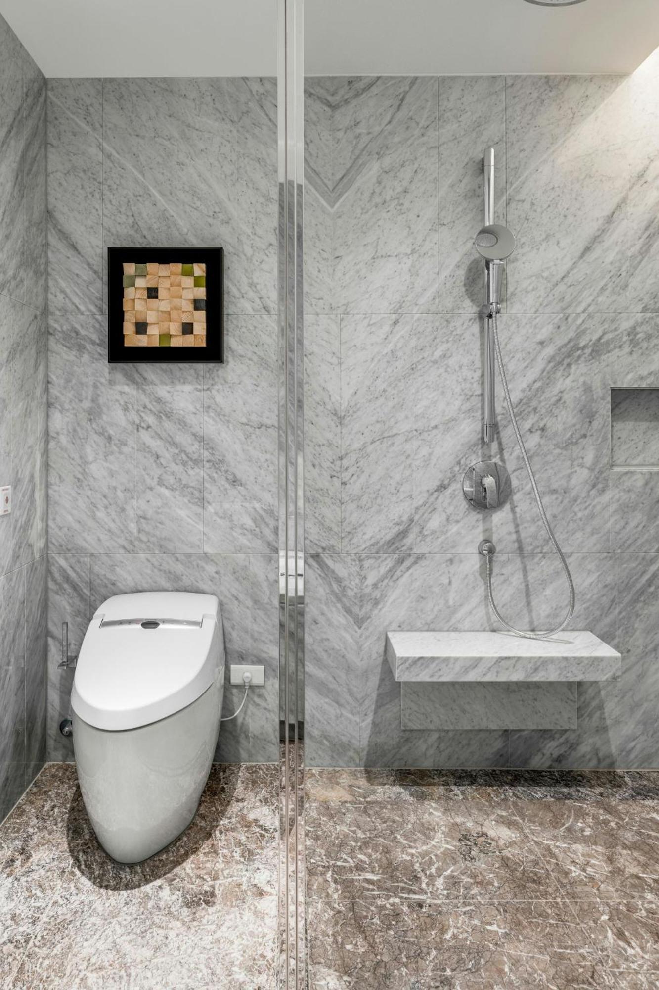 Kaohsiung Marriott Hotel Esterno foto A modern bathroom with a bidet
